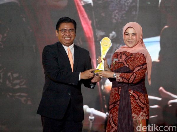 Tokoh Perempuan Inovatif Jatuh Kepada Bupati Klaten