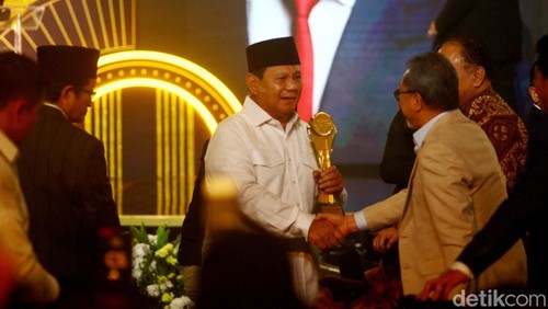 Chairul Tanjung Serahkan detikcom Awards kepada Prabowo Subianto
