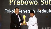CT Serahkan detikcom Awards ke Prabowo Subianto