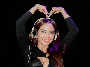 5 Pesona DJ Joana yang Happy dan Lega Sudah Bercerai 5 Pesona DJ Joana yang Happy dan Lega Sudah Bercerai