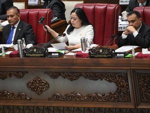Puan Bacakan Surpres RUU Desa Diterima saat Gedung DPR Didemo