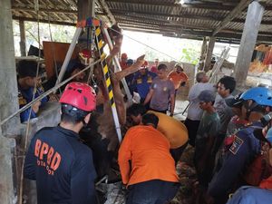 BPBD-Damkar Bogor Evakuasi Sapi Setengah Ton yang Mati Tercebur ke Sumur BPBD-Damkar Bogor Evakuasi Sapi Setengah Ton yang Mati Tercebur ke Sumur