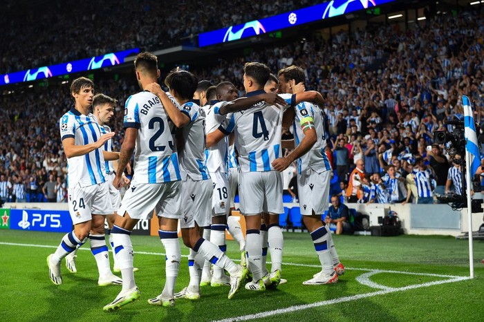 FBL-EUR-C1-REAL SOCIEDAD-INTER MILAN Real Sociedad's Spanish midfielder #23 Brais Mendez celebrates with teammates after scoring his team's first goal during the UEFA Champions League 1st round day 1 group D football match between Real Sociedad and Inter Milan at the Reale Arena stadium in San Sebastian on September 20, 2023. (Photo by Ander GILLENEA / AFP)