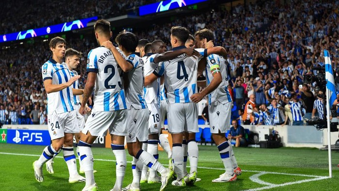 Real Sociedad's Spanish midfielder #23 Brais Mendez celebrates with teammates  after scoring his team's first goal during the UEFA Champions League 1st round day 1 group D football match between Real Sociedad and Inter Milan at the Reale Arena stadium in San Sebastian on September 20, 2023. (Photo by Ander GILLENEA / AFP)