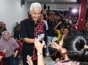 Ganjar Pranowo Sapa Relawan di Graha Pena 98
