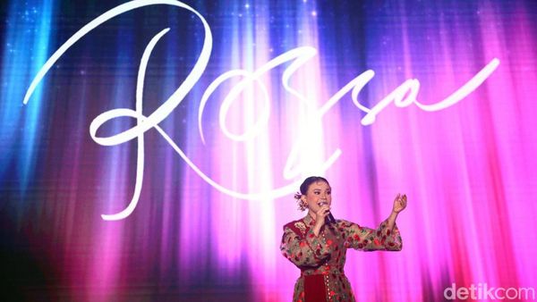 Gaya Anggun Rossa Buka detikcom Awards 2023