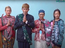 4 Gaya Bersarung Perempuan Tengger dari Gadis hingga Janda