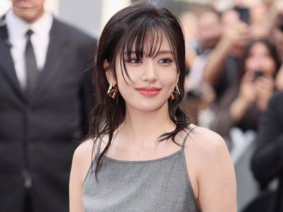 7 Gaya Yujin IVE Debut di Milan Fashion Week 2023, Didampingi CEO Fendi