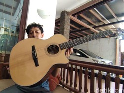 Gitar Retak Usai Naik Batik Air, Adit Soegi Bornean: Mimpi Hancur Lagi