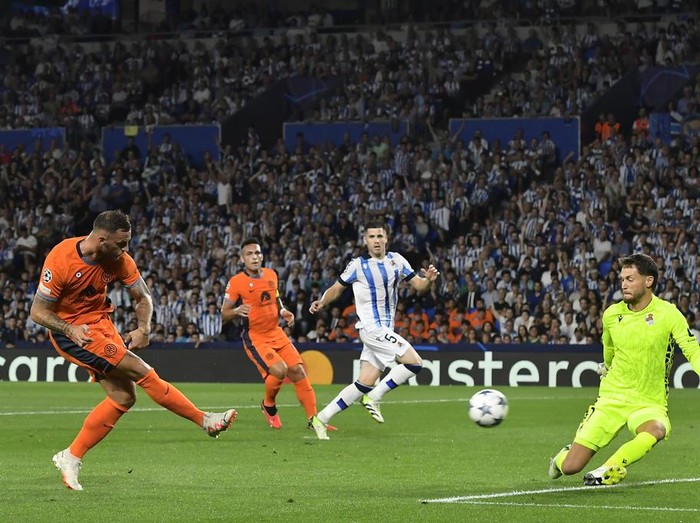 Inter Milan mengawali Liga Champions 2023/2024 dengan hasil imbang. Sempat tertinggal lebih dulu, Inter selamat dari kekalahan berkat gol Lautaro Martinez. Laga Real Sociedad vs Inter Milan di matchday 1 Grup D digelar di Anoeta, San Sebasstian, Kamis (21/9) dini hari WIB.