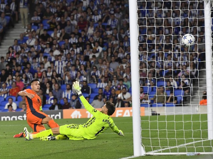 Inter Milan mengawali Liga Champions 2023/2024 dengan hasil imbang. Sempat tertinggal lebih dulu, Inter selamat dari kekalahan berkat gol Lautaro Martinez. Laga Real Sociedad vs Inter Milan di matchday 1 Grup D digelar di Anoeta, San Sebasstian, Kamis (21/9) dini hari WIB.