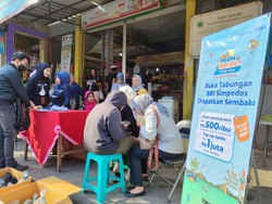 Grebek Pasar Sidomoro Gresik, BRI Kenalkan Transaksi QRIS ke Pedagang
