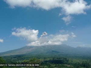 Gunung Semeru Erupsi Keluarkan Asap Putih Sejauh 1.000 Meter
