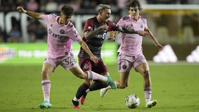 Toronto FC forward Federico Bernardeschi, center, battles for the ball with Inter Miami defender Noah Allen, left, and midfielder Benjamin Cremaschi during the second half of an MLS soccer match, Wednesday, Sept. 20, 2023, in Fort Lauderdale, Fla. (AP Photo/Wilfredo Lee)