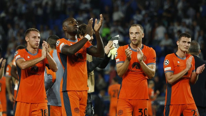 Soccer Football - Champions League - Group D - Real Sociedad v Inter Milan - Reale Arena, San Sebastian, Spain - September 20, 2023 Inter Milans Davide Frattesi, Marcus Thuram and Carlos Augusto applaud the fans after the match REUTERS/Vincent West