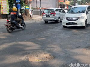 Lubang Cukup Dalam di Jalan Burangrang Bahayakan Pengendara