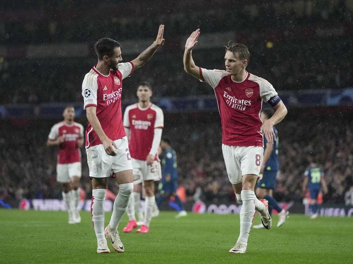 Arsenal's Bukayo Saka, right, celebrates after scoring during their Group B Champion League soccer match, between Arsenal and PSV Eindhoven at the Emirates Stadium in London, Wednesday, Sept. 20, 2023. (AP Photo/Kin Cheung)