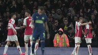 Hasil ini membuat Arsenal langsung memimpin Grup B Liga Champions dengan tiga poin, unggul atas Lens dan Sevilla, yang bermain imbang 1-1 di saat bersamaan. PSV langsung menjadi juru kunci di matchday pertama dengan nirpoin.  