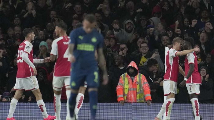 Jamu PSV Eindhoven, Arsenal Pesta Gol di Emirates Stadium Arsenal's Bukayo Saka, right, celebrates after scoring during their Group B Champion League soccer match, between Arsenal and PSV Eindhoven at the Emirates Stadium in London, Wednesday, Sept. 20, 2023. (AP Photo/Kin Cheung)