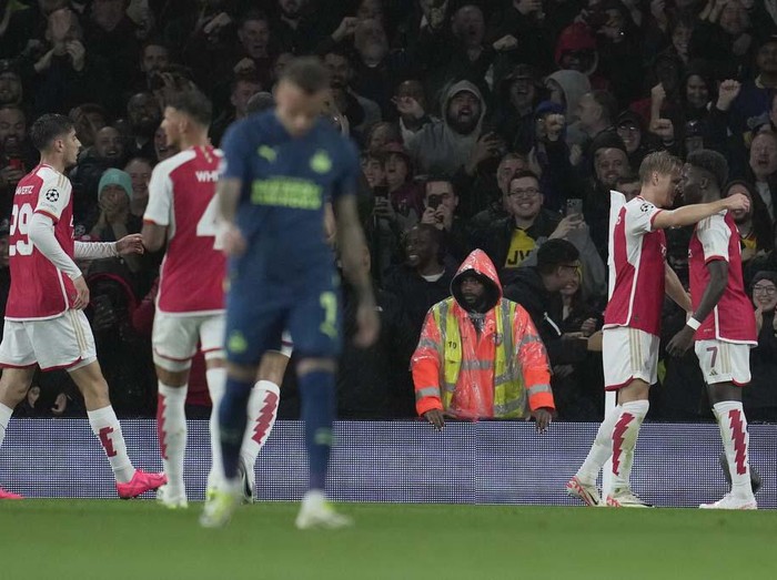 Arsenal's Bukayo Saka, right, celebrates after scoring during their Group B Champion League soccer match, between Arsenal and PSV Eindhoven at the Emirates Stadium in London, Wednesday, Sept. 20, 2023. (AP Photo/Kin Cheung)