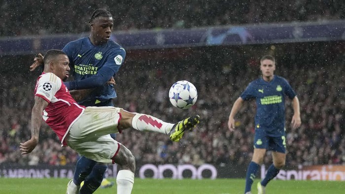 Jamu PSV Eindhoven, Arsenal Pesta Gol di Emirates Stadium Arsenal's Bukayo Saka, right, celebrates after scoring during their Group B Champion League soccer match, between Arsenal and PSV Eindhoven at the Emirates Stadium in London, Wednesday, Sept. 20, 2023. (AP Photo/Kin Cheung)