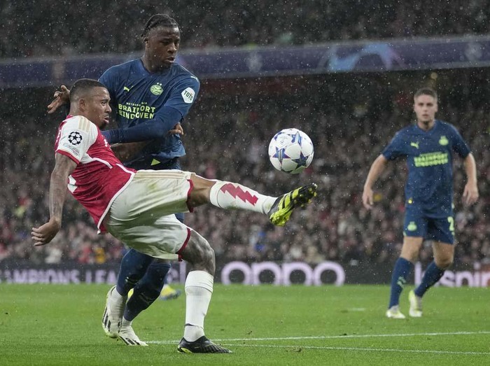 Arsenal's Bukayo Saka, right, celebrates after scoring during their Group B Champion League soccer match, between Arsenal and PSV Eindhoven at the Emirates Stadium in London, Wednesday, Sept. 20, 2023. (AP Photo/Kin Cheung)