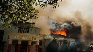 Kantor Bupati Pohuwato Dibakar Massa