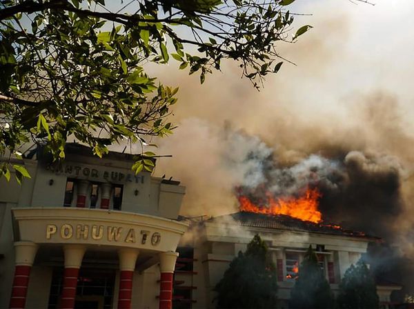 Kantor Bupati Pohuwato Dibakar Massa