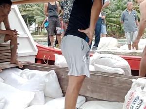 2 Kapal Mengangkut Logistik Tiba di Pulau Simuk Nias Selatan