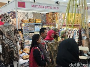 Kunjungi Bazar Kreasi Bhayangkari, Kapolri Dikalungi Selendang Kaltim