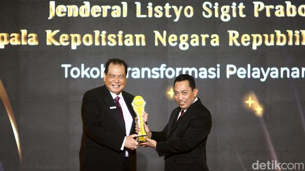 Listyo Sigit Sabet Penghargaan Tokoh Transformasi Pelayanan Polri