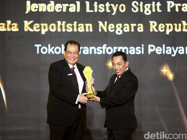 Listyo Sigit Sabet Penghargaan Tokoh Transformasi Pelayanan Polri