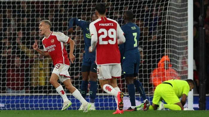 Arsenals Belgian midfielder #19 Leandro Trossard (L) celebrates scoring the teams second goal during the UEFA Champions League Group B football match between Arsenal and PSV Eindhoven at the Arsenal Stadium in north London on September 20, 2023. (Photo by Adrian DENNIS / AFP)