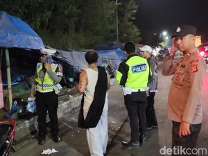 Truk Seruduk Kios Cincau dan Motor di Cianjur, 3 Orang Luka