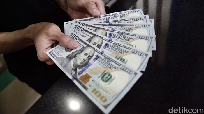 Makin Perkasa, Dolar AS Hampir Tembus Rp 15.500 Nilai tukar dolar AS kembali mengalami penguatan dan menekan rupiah. Mata duit Paman Sam makin mendekati level Rp 15.500.