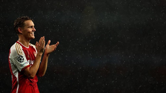 Arsenals Norwegian midfielder #08 Martin Odegaard applauds the fans following the UEFA Champions League Group B football match between Arsenal and PSV Eindhoven at the Arsenal Stadium in north London on September 20, 2023. Arsenal won the match 4-0. (Photo by Adrian DENNIS / AFP)