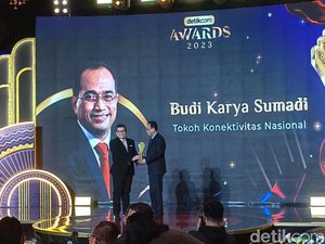 Menhub Budi Karya Raih Penghargaan Tokoh Konektivitas Nasional