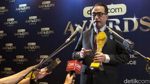 Menhub Budi Raih detikcom Awards Tokoh Konektivitas Nasional