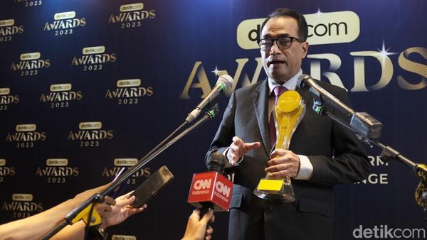 Menhub Budi Raih detikcom Awards Tokoh Konektivitas Nasional