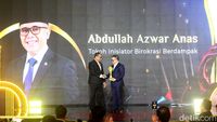 Momen Azwar Anas Terima Penghargaan Tokoh Inisiator Birokrasi
