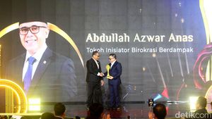 Momen Azwar Anas Terima Penghargaan Tokoh Inisiator Birokrasi