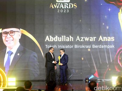Momen Azwar Anas Terima Penghargaan Tokoh Inisiator Birokrasi