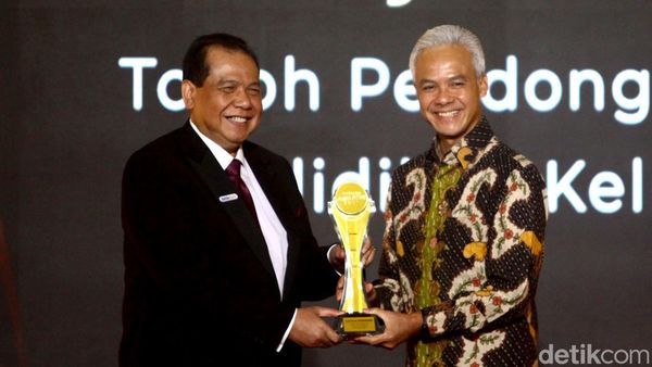Momen CT Serahkan detikcom Awards 2023 ke Ganjar