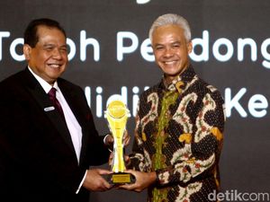 Momen CT Serahkan detikcom Awards 2023 ke Ganjar Momen CT Serahkan detikcom Awards 2023 ke Ganjar