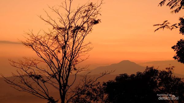 Seindah Ini Sunrise di Bukit Pamoyanan, Subang