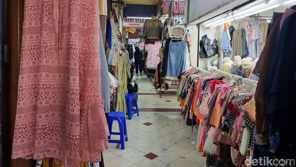 Ngenesnya Pasar Kapasan yang Meski Banyak Toko Buka Tapi Sepi Pembeli
