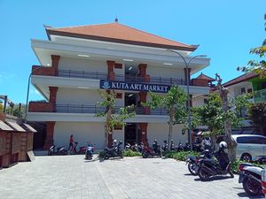 Desa Adat Kuta Akan Tarik Retribusi, Pedagang Pasar Seni: Omzet Menurun Desa Adat Kuta Akan Tarik Retribusi, Pedagang Pasar Seni: Omzet Menurun