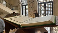 Saat Al Quran Raksasa di Masjid Sheikh Zayed Diberi Nama Ir H Joko Widodo