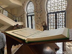 Saat Al Quran Raksasa di Masjid Sheikh Zayed Diberi Nama Ir H Joko Widodo