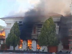 Kantor Bupati Pohuwato Gorontalo Dibakar Pendemo, Gedung DPRD Ikut Dirusak